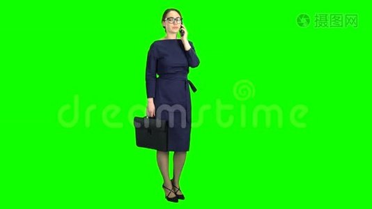 女商人站着打电话。 绿色屏幕视频