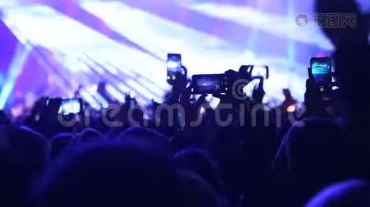 粉丝在节日里拍摄音乐会的照片和视频。视频