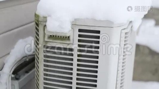 外面的暖气里满是雪视频