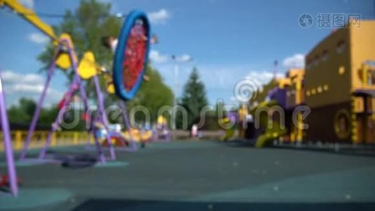 分散了孩子们和父母的暑期儿童游乐场。 高清1080快速运动视频