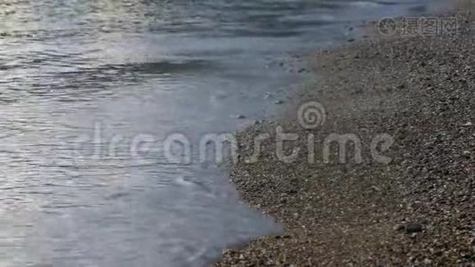 海滩上的石与弹珠，纯净的水波。视频