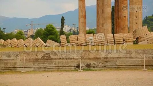 古代奥林匹亚宙斯庙角的遗迹，现代雅典的背景视频
