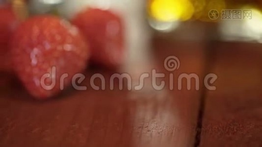 旋转木桌上红色草莓的大镜头视频