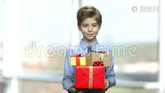 可爱的男孩带生日礼物盒。视频