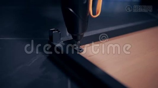家具制造商用螺丝刀拧桌子的螺丝视频