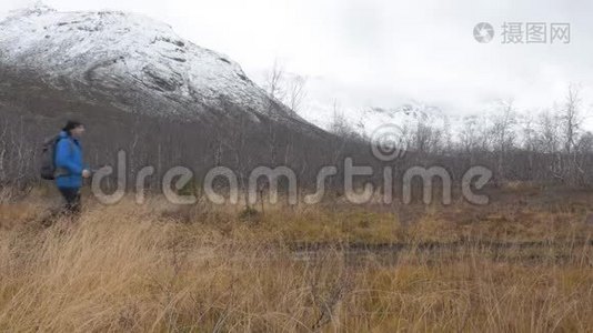 一个人带着背包旅行。 徒步探险。 他过着积极健康的生活视频