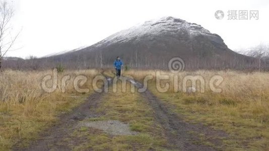 一个人带着背包旅行。 徒步探险。 他过着积极健康的生活视频