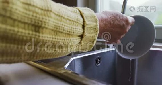 老太太在厨房洗碗池里洗碗视频