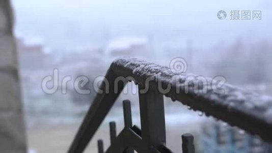 观手栏杆覆雪.. 关上门。 雪天气视频