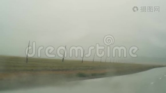 山中湿路，蓝天白云在远方.. 眩光和挡风玻璃雨刷视频