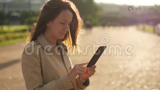 女人在智能手机上浏览，肖像在阳光下视频