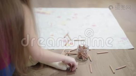 无法辨认的小女孩留着长发在地板上画了一幅大画视频