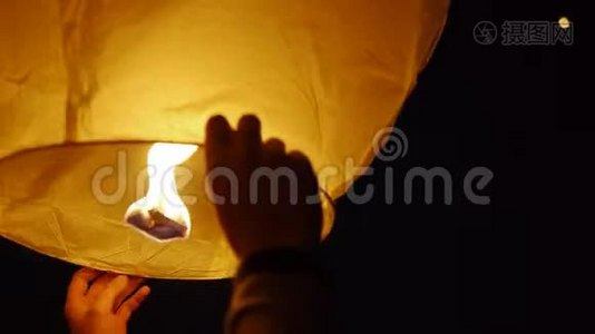 在夜空中举起中国灯笼的双手特写视频