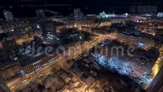 冬天，美丽的夜景在城市里，汽车在移动，灯光在窗户里视频