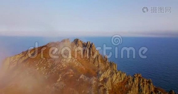 飞越Primorsky地区北部锡霍特-阿林生物圈保护区的卡兰查山悬崖..视频