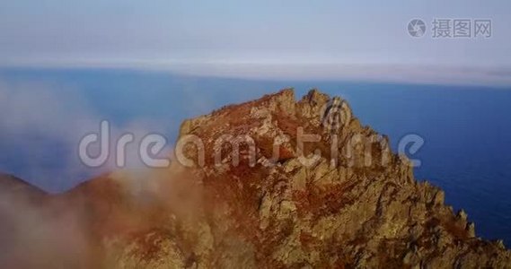 飞越Primorsky地区北部锡霍特-阿林生物圈保护区的卡兰查山悬崖..视频