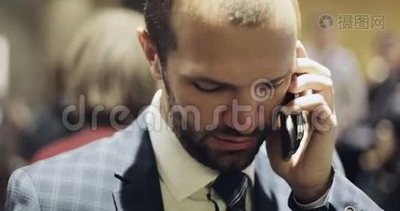 闭着胡子商人的脸在手机上说话。视频