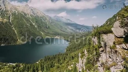 波兰塔特拉国家公园。 著名的山岳湖莫尔斯基奥科或海眼湖在夏天。 美丽的顶级景观视频