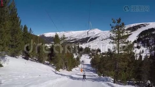 滑雪者站在滑雪台上，在雪地里翻滚，周围是森林。视频
