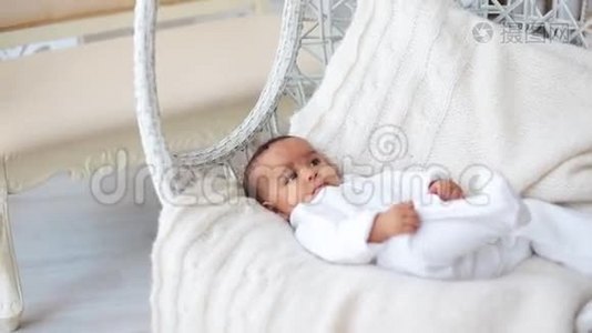 婴儿躺在白色床单上视频