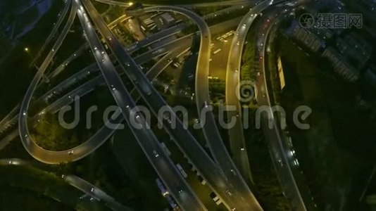 夜间在天桥上的空中交通镜头视频