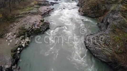 峡谷中的山河视频