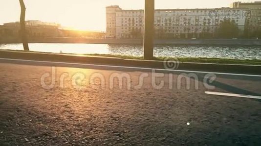 晚上人们骑自行车沿着城市堤岸的超级慢镜头视频
