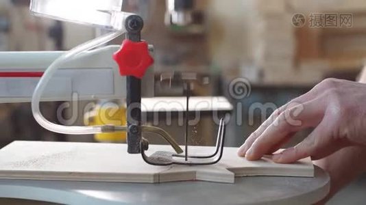 熟练木匠在工作中使用新技术的图片。视频
