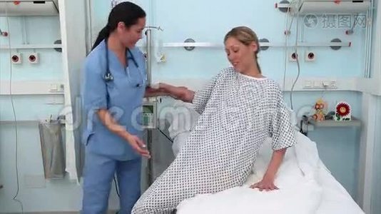 护士协助病人躺在病床上视频