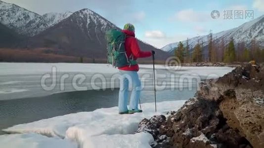 冬天，游客站在莫奈湖附近视频