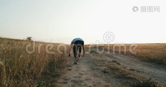 开始时注意力集中的运动员。 运动员决心获胜。 运动员准备跑步。 跑步运动。视频