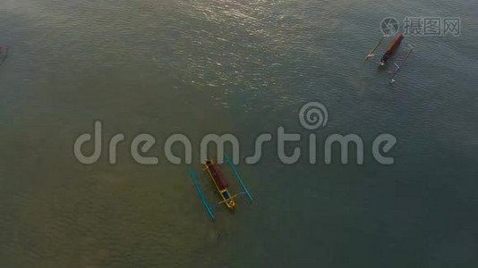 在日落时分，三名渔民`船在海上进行了空中拍摄。 医生向上移动视频