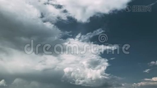 雨前天空阴沉，地平线上有雨云，田园风光草地。 农业和天气视频