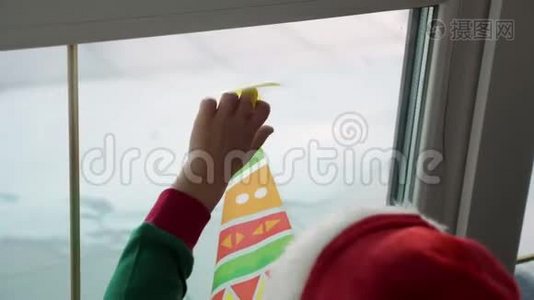 特写，人们用圣诞装饰品，贴纸装饰房子里的窗户..视频