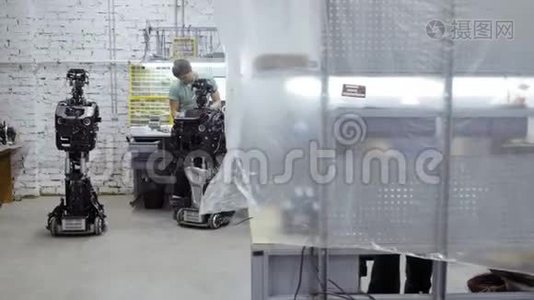 工程师制作和调整现代机器人..视频