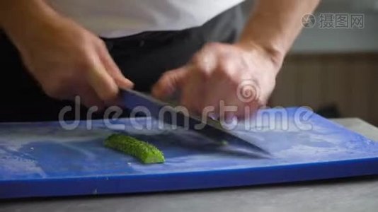 厨师把切好的黄瓜放在蓝板上视频