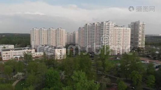 莫斯科俯瞰房屋和学校运动，俄罗斯视频