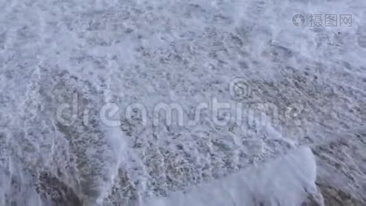 慢动作，海沫覆盖石岸视频