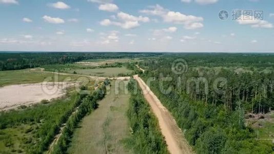 空中无人机镜头。 飞过集会的道路，天边的尘埃云视频