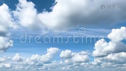 随着美丽的云彩在天空中移动的时间推移。视频