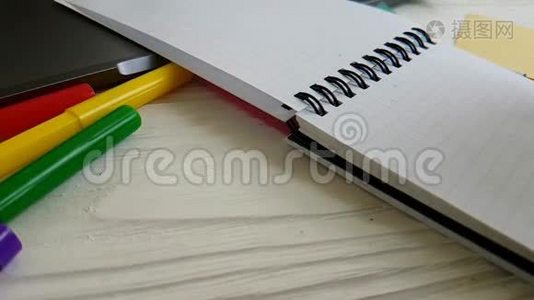 笔记本在桌面上划笔慢镜头拍摄视频