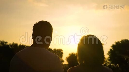 年长夫妇一起看日落的剪影，安老，幸福视频