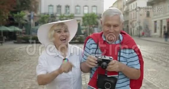 在乌克兰利沃夫旅游时，男女游客都要拍照视频