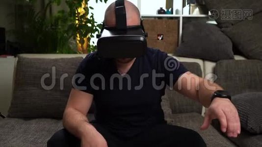 有胡子的人玩虚拟现实游戏视频