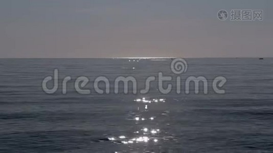 在地中海航船航行. 太阳从海水中反射出来视频