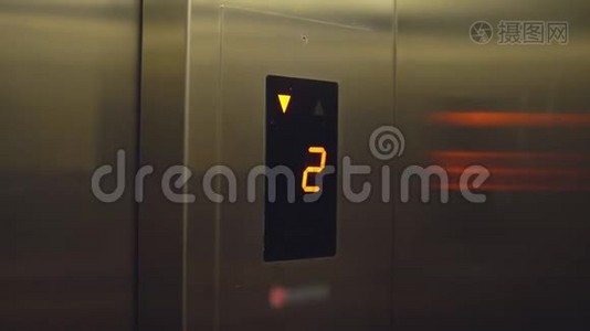 电梯内有楼层号码和方向的电子屏幕视频