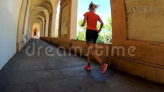 运动装女人跑步视频