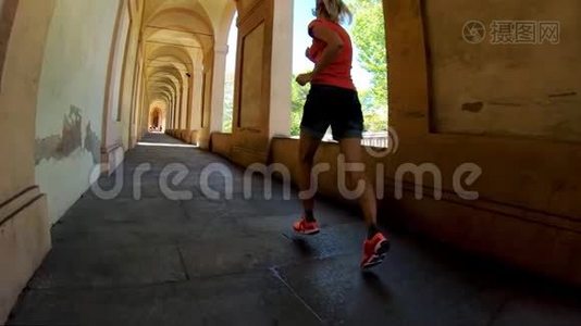 运动装女人跑步视频