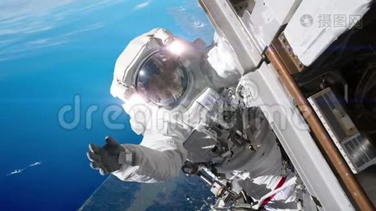 宇航员在宇宙飞船上工作。 美国宇航局提供的图像元素。视频