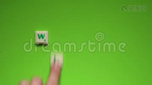 用绿色背景上的字母创建`冬天的单词视频